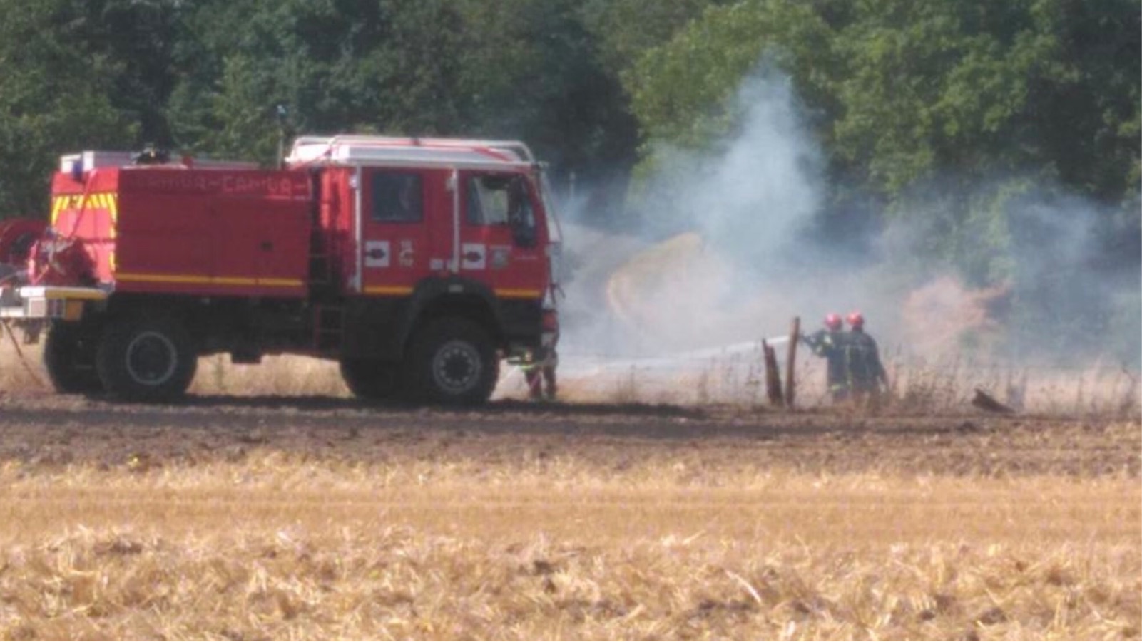 48 sapeurs-pompiers ont été mobilisés au plus fort d'incen die qui a ravage 5 ha de chaume et 200 tonnes de foin et de paille - Illustration