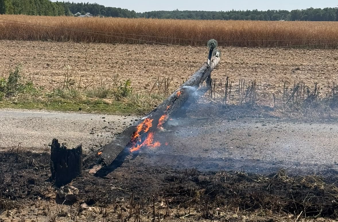 Un poteau supportant une ligne électrique a été endommagé dans l'incendie. Deux communes ont été privées de courant pendant plusieurs heures. Photo ©Sdis27