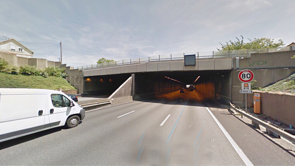 Deux barrières métalliques ont été jetées sur la chaussée depuis ce pont qui enjambe l'A13 à une extrémité du tunnel de Mantes-la-Ville (illustration)