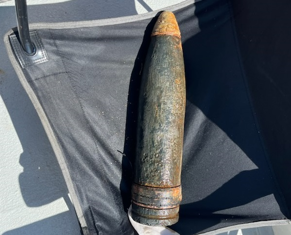 La munition a été identifiée comme un obus allemand de la Seconde Guerre mondiale, mesurant 38 centimètres de long pour 10,5 centimètres de diamètre. - Photo © Préfecture maritime