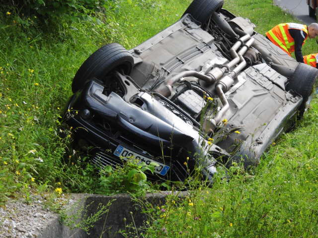Le conducteur de cette Mercedes a perdu le contrôle de son véhicule dans la côte de Grainville, près de Fleury-sur-Andelle. Deux des cinq occupants ont été blessés grièvement
