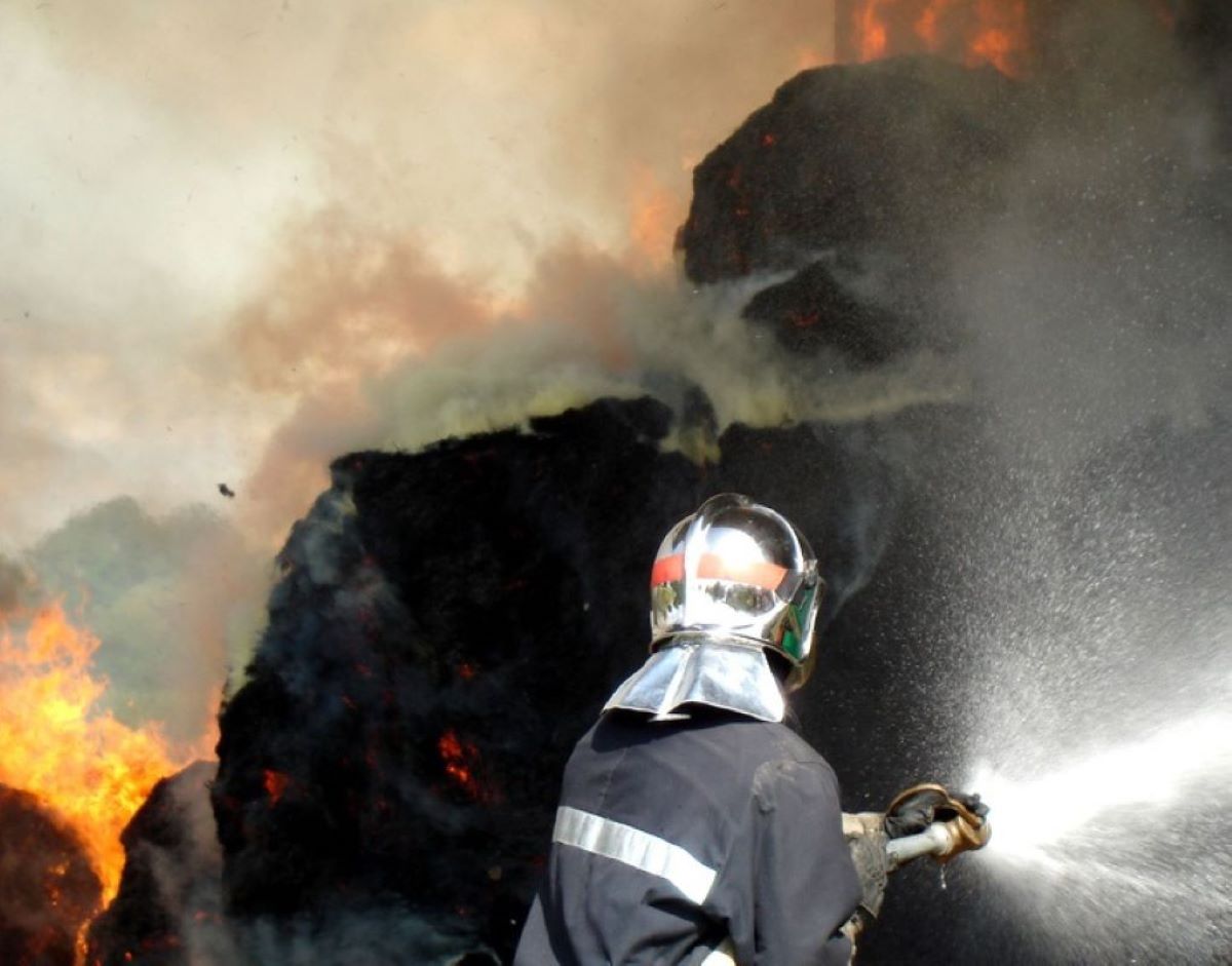 Les sapeurs-pompiers ont déployé quatre lances à incendie pour éteindre le feu et empêcher les flammes de se propager à deux autres bâtiments - Illustration © Adobe Stock
