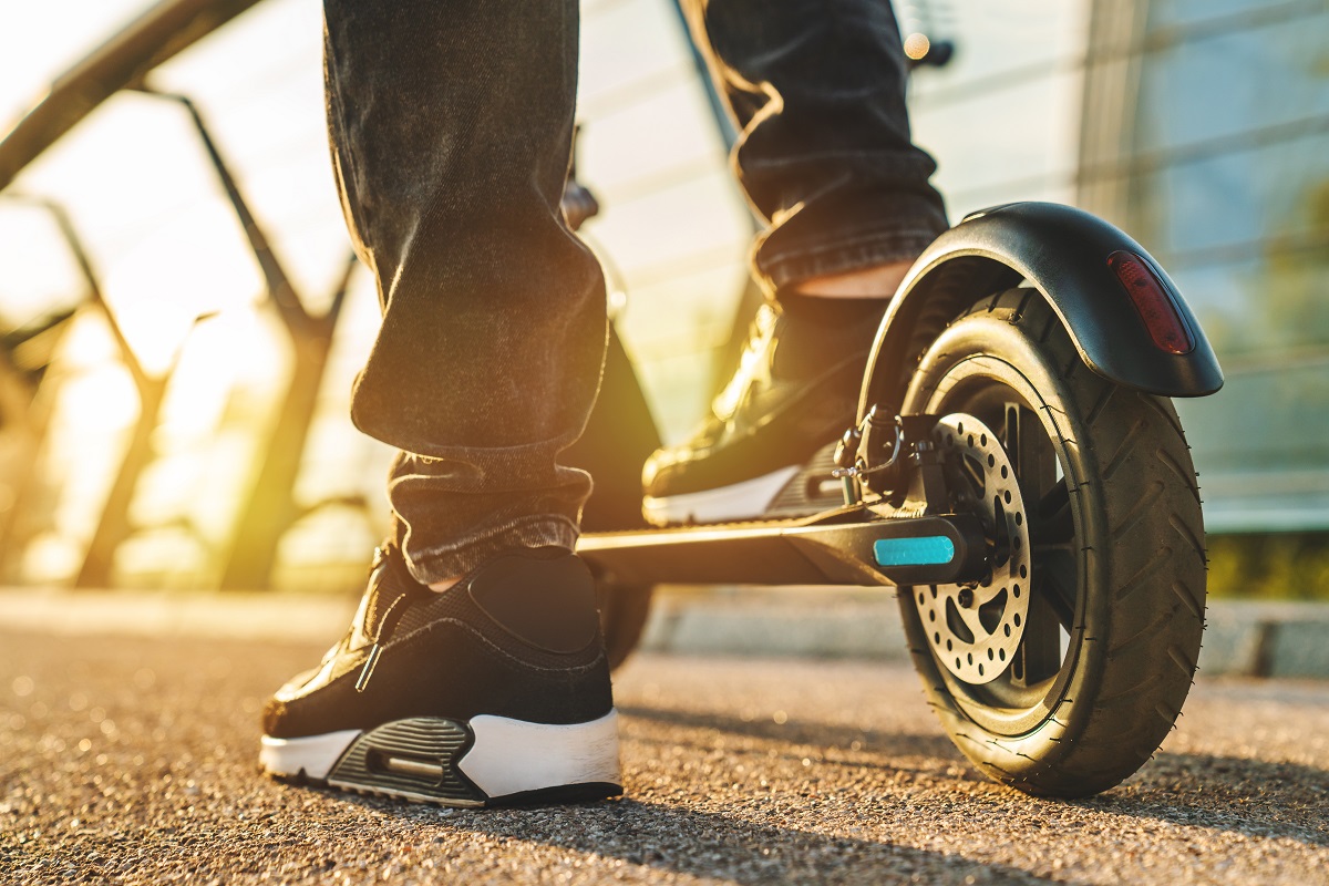 Les deux jeunes gens circulant à trottinette ont refusé de se soumettre à un controle des policiers - Illustration © Adobe Stock