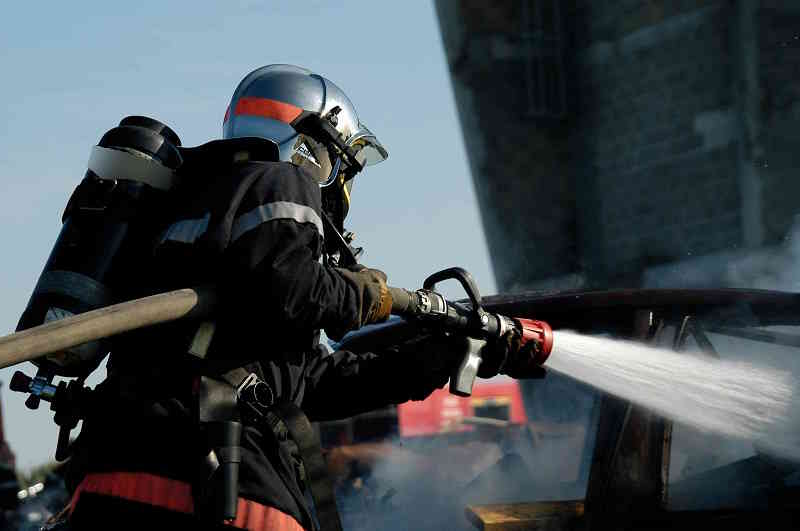 Les sapeurs-pompiers ont établi quatre lances pour lutter contre le feu de toiture - Illustration © Adobe Stock