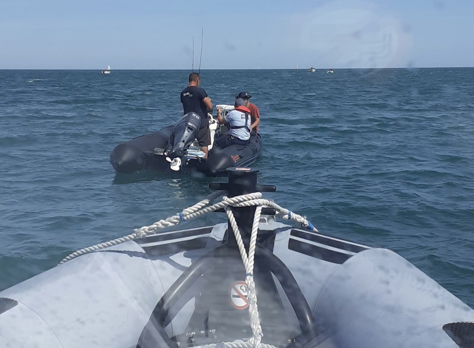 Les gendarmes ont rappelé aux plaisanciers les interdictions et restrictions de navigation ainsi que les principales obligations prévues par la réglementation applicable aux embarcations de plaisance de moins de 24 mètres.- Photo ©Préfecture de Seine-Maritime/Facebook