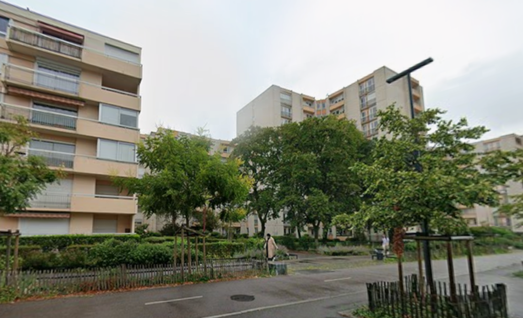 Les faits se sont déroulés sur le parking arrière de cette résidence de l'avenue Jean-Jaurès au Petit-Quevilly - Illustration © Google Maps