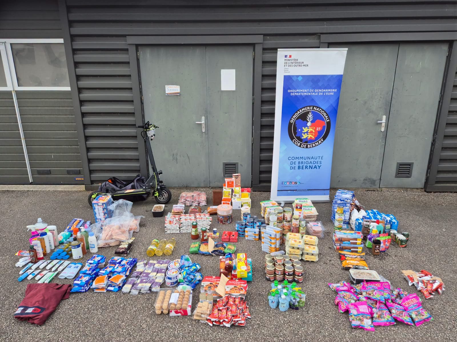 Une grande partie des denrées dérobées aux associations de Bernay a été retrouvée lors de la perquisition menée par les gendarmes. © Gendarmerie de l’Eure/Facebook