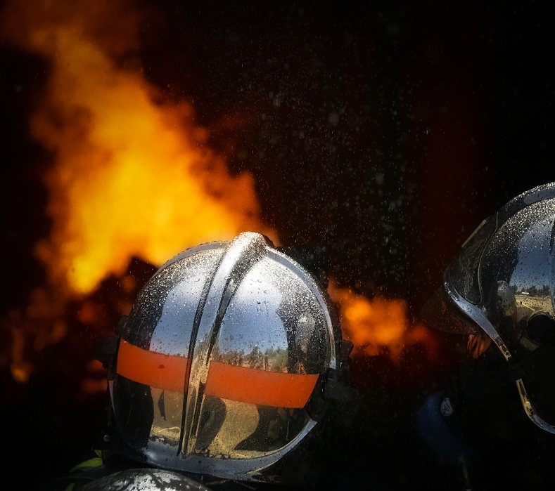 Devant l’ampleur de l’incendie qui s’est déclaré au milieu de la nuit, les sapeurs pompiers ont adapté leur fidposif au fil des heures - illustration
