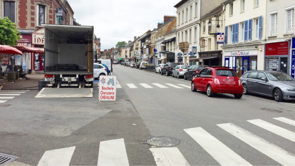 Le pilote de la moto de cross circulait dangereusement dans les rues du centre-ville de Pacy-sur-Eure (Illustration@infonormandie)