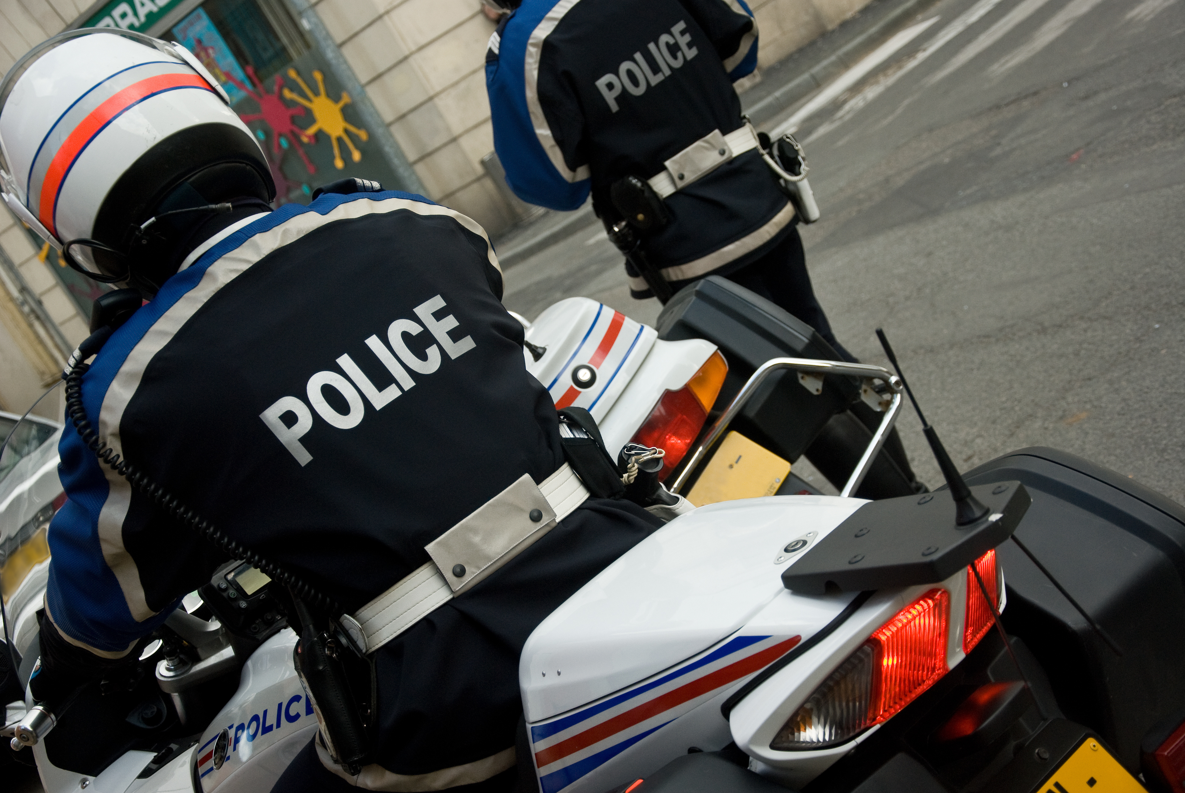 Le pilote de la motocross a refusé de se soumettre à un contrôle routier mis en place par des motards de la police nationale - Illustration © Adobe Stock