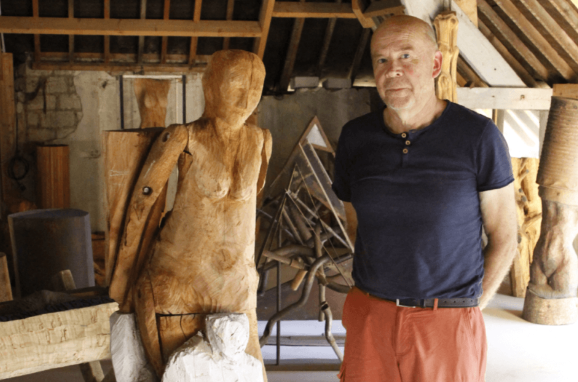 Michel Natier vit et travaille à Herqueville dans l’Eure. Ancien directeur du musée de Louviers, il se consacre aujourd’hui pleinement à la peinture et à la sculpture. - Photo extraite du site Culture.évreux.fr