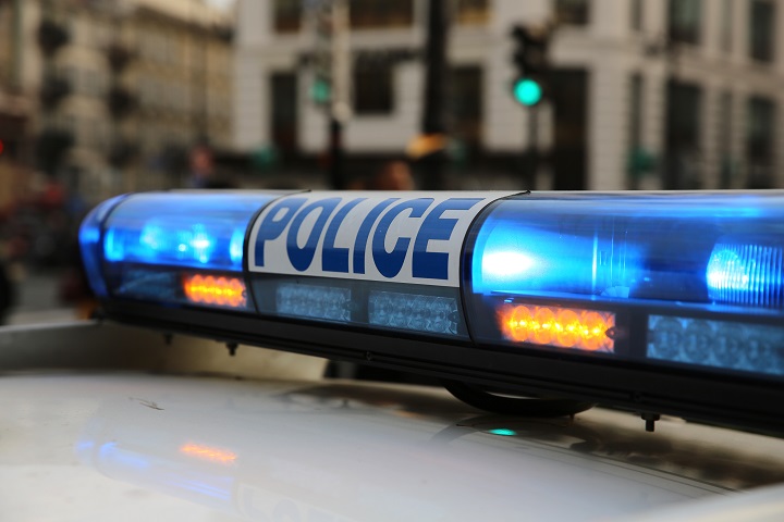 La patrouille de police partait sur les lieux d'un incendie quand son conducteur a été ébloui par un faisceau laser  - Illustration © Adobe Stock