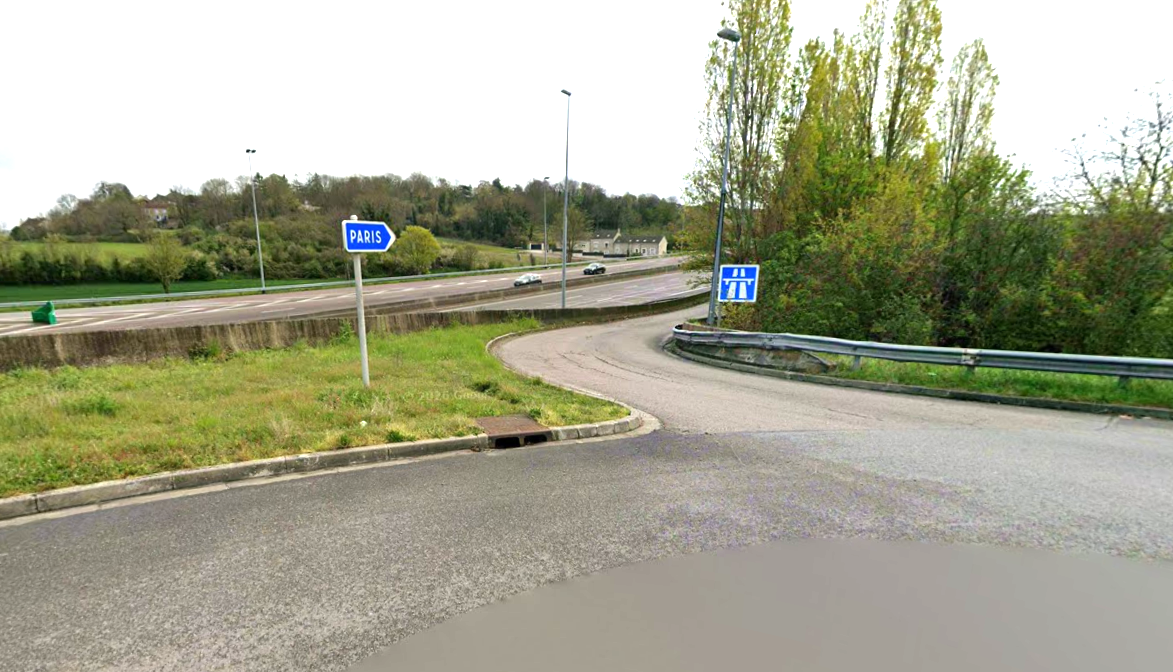 L'actuelle bretelle qui permet de rejoindre l'autoroute A13 vers Paris, est située au niveau du rond-point sur la D43 qui relie Ecquevilly et Les Mureaux