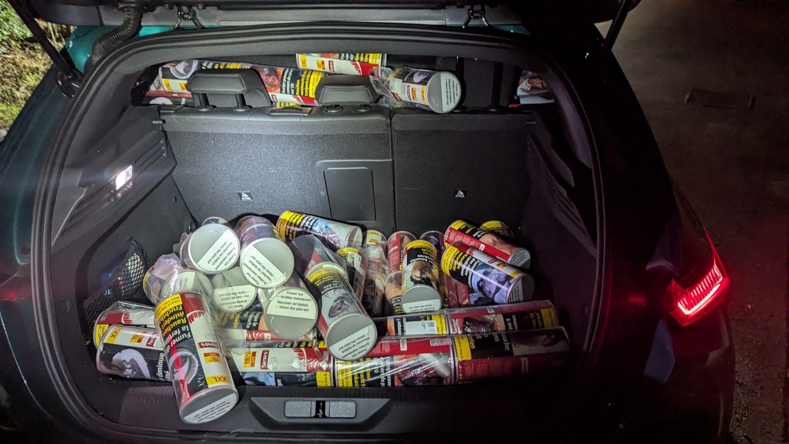 Le coffre du véhicule contenait des dizaines de pots de tabac de contrebande - Photo © DIPN76