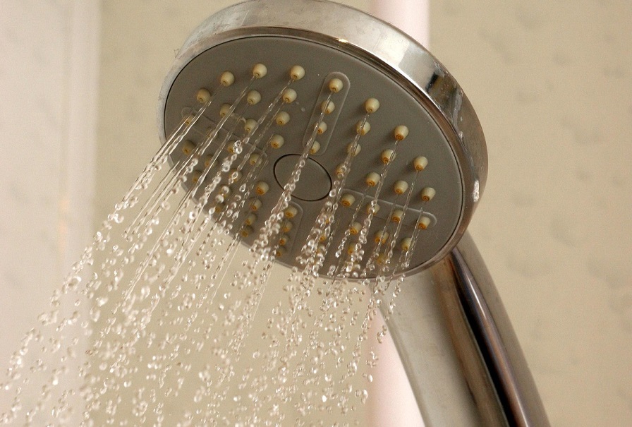 Le jeune cambrioleur venait de sortir de la douche quand les policiers sont arrivés - Illustration © Pixabay