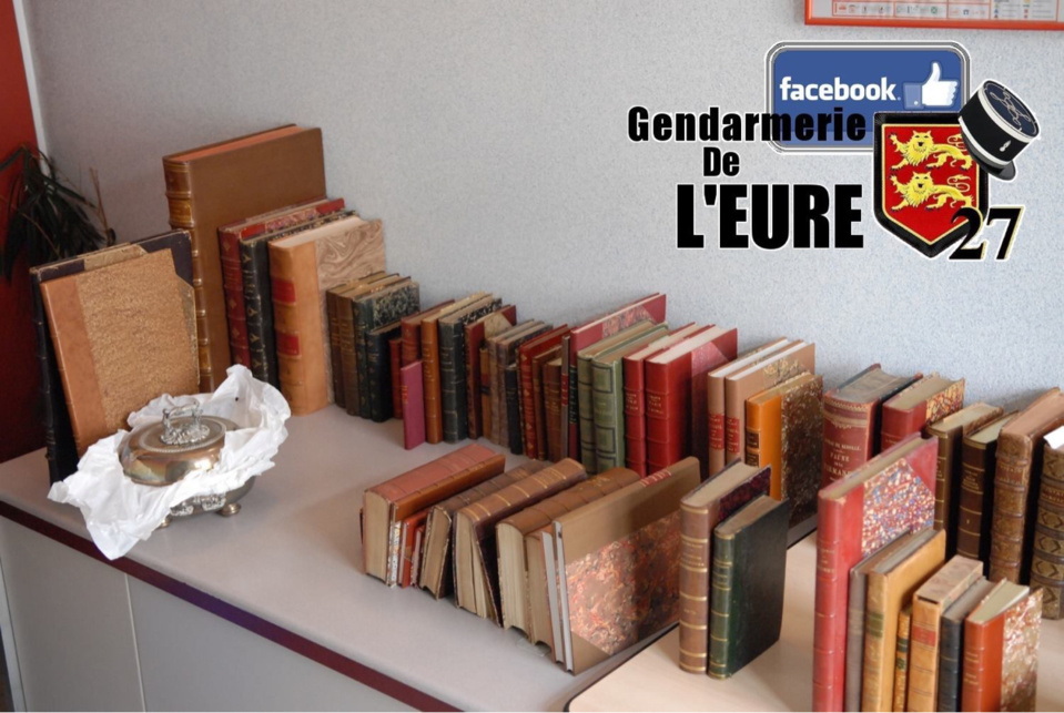 Les livres anciens et autres joyaux dérobés dans le château ont été récupérés par les gendarmes et restitués à leur légitime propriétaire (Photo@Gendarmerie/Facebook)