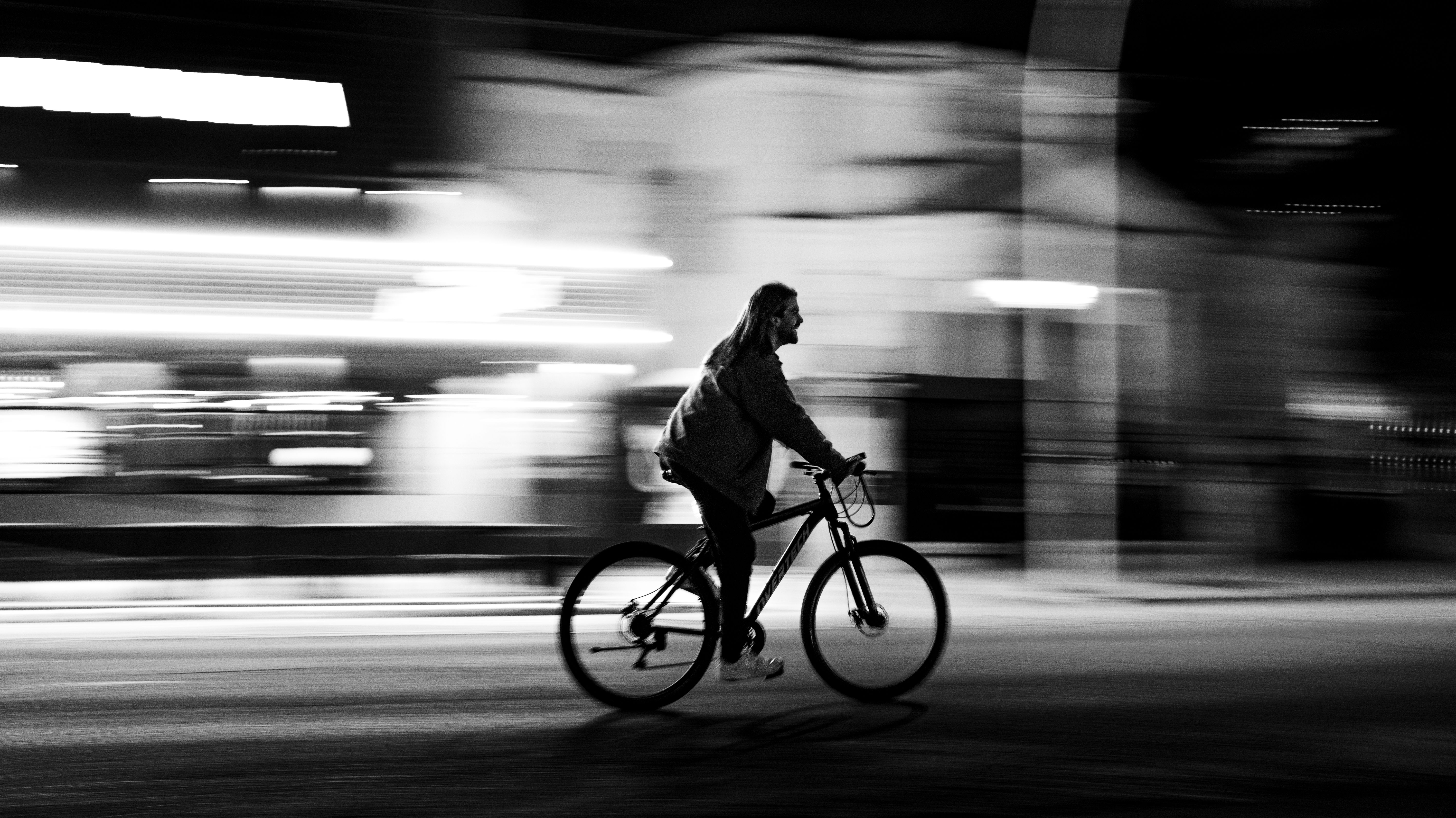 Le jeune homme arrivait à contresens, avec une conduite particulièrement hasardeuse, selon les policiers - Illustration © Pexels