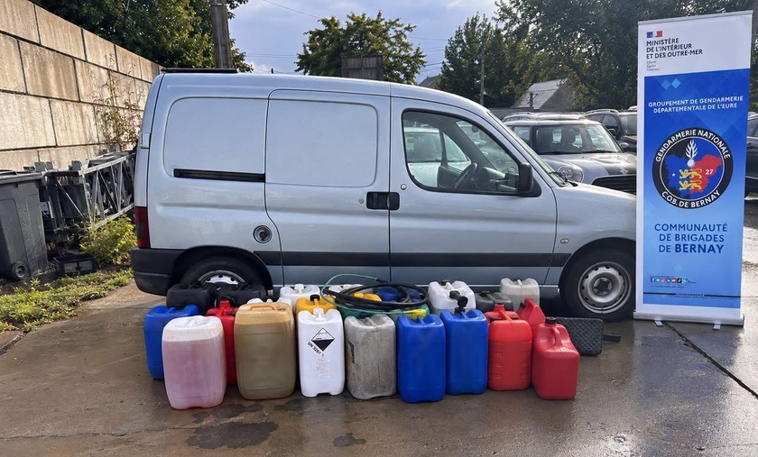 Dans leur véhicule, les militaires ont découvert près de 500 litres de carburant répartis dans 24 bidons - Photo publiée par la gendarmerie27 suir sa page Facebook