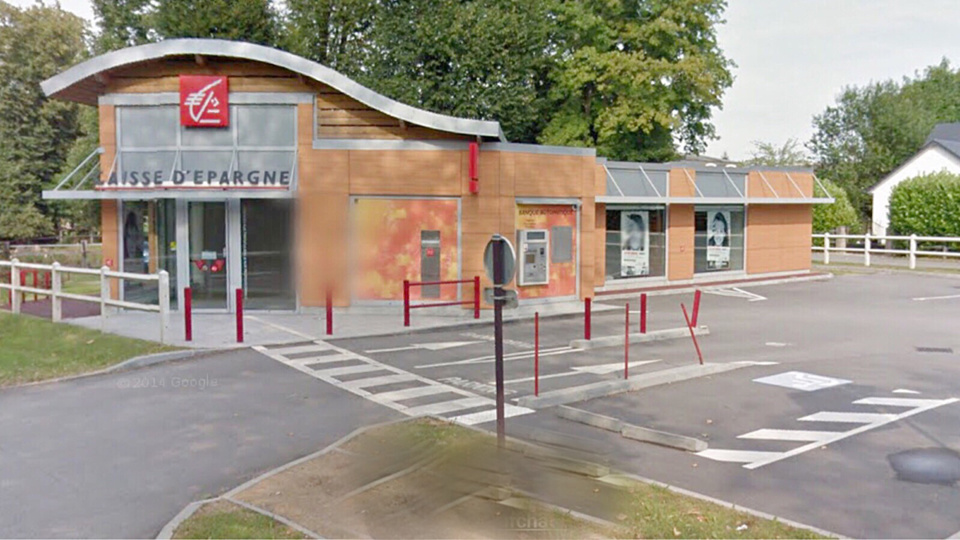 Les malfaiteurs ont arraché le distributeur à l'aide d'un engin et dégradé fortement la façade de la Causse d'Épargne (illustration@Google Maps)