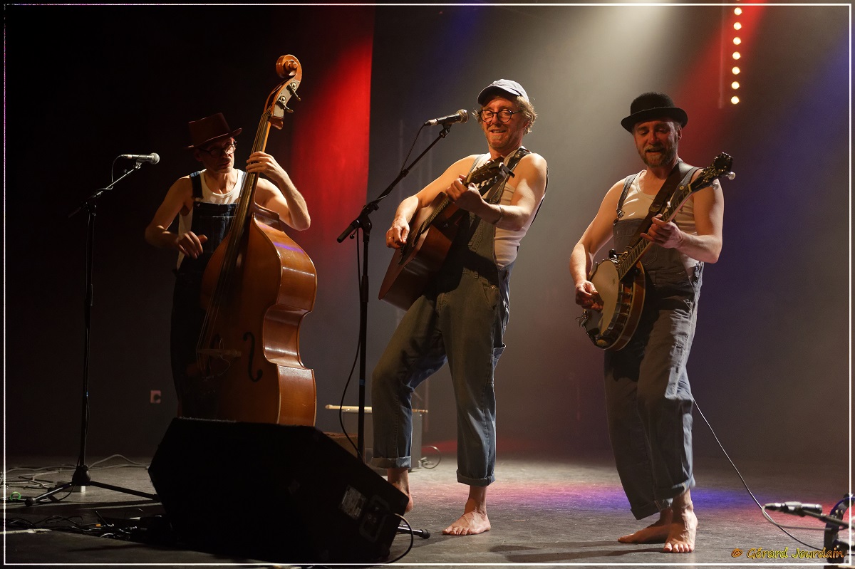 Le concert sera assuré par le trio RienDansTonFolk, dans une ambiance mêlant musique country, humour et convivialité.