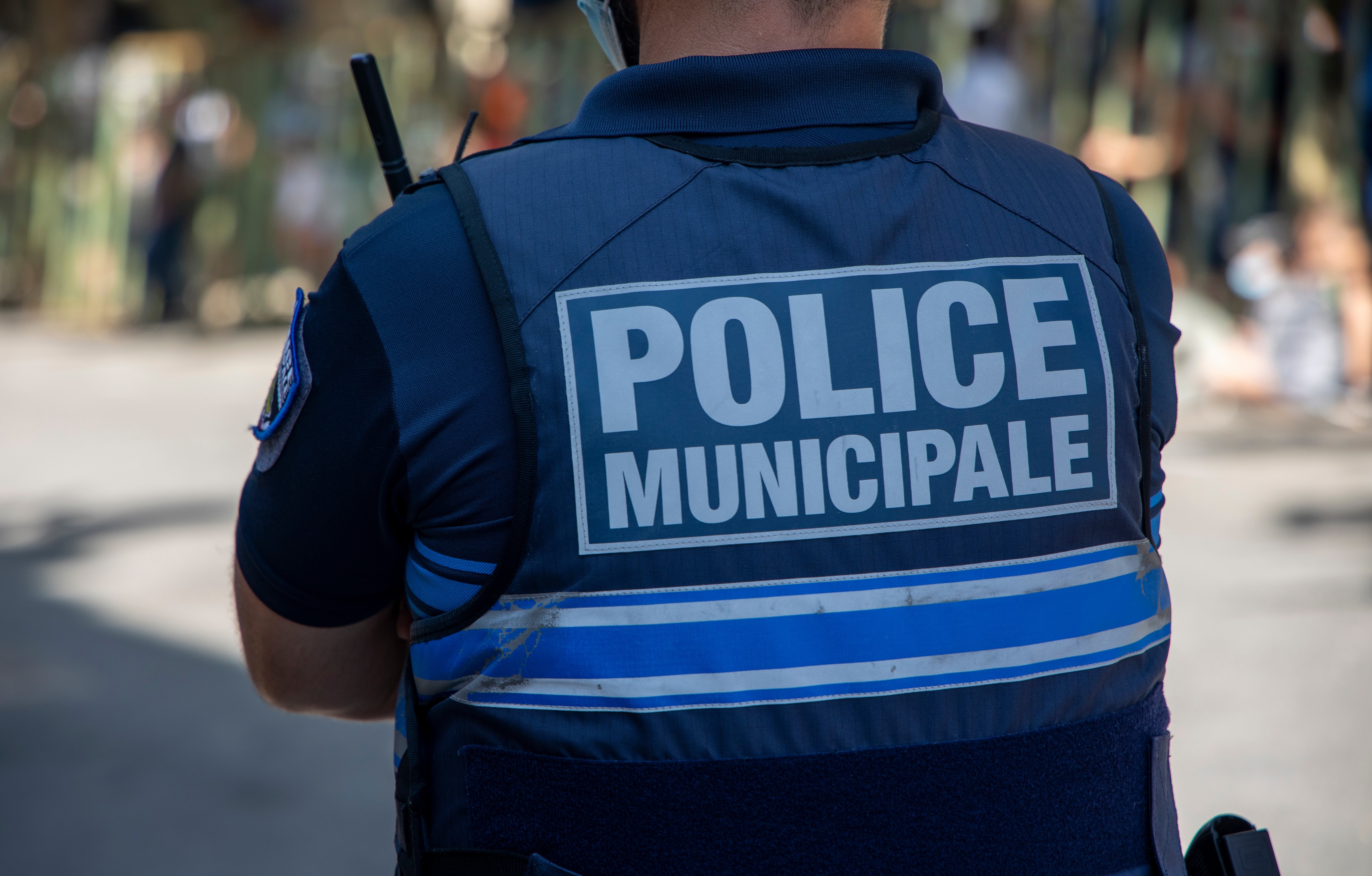 L'un des agents municipaux a été trainé sur une trentaine de mètres - Illustration © Adobe Stock