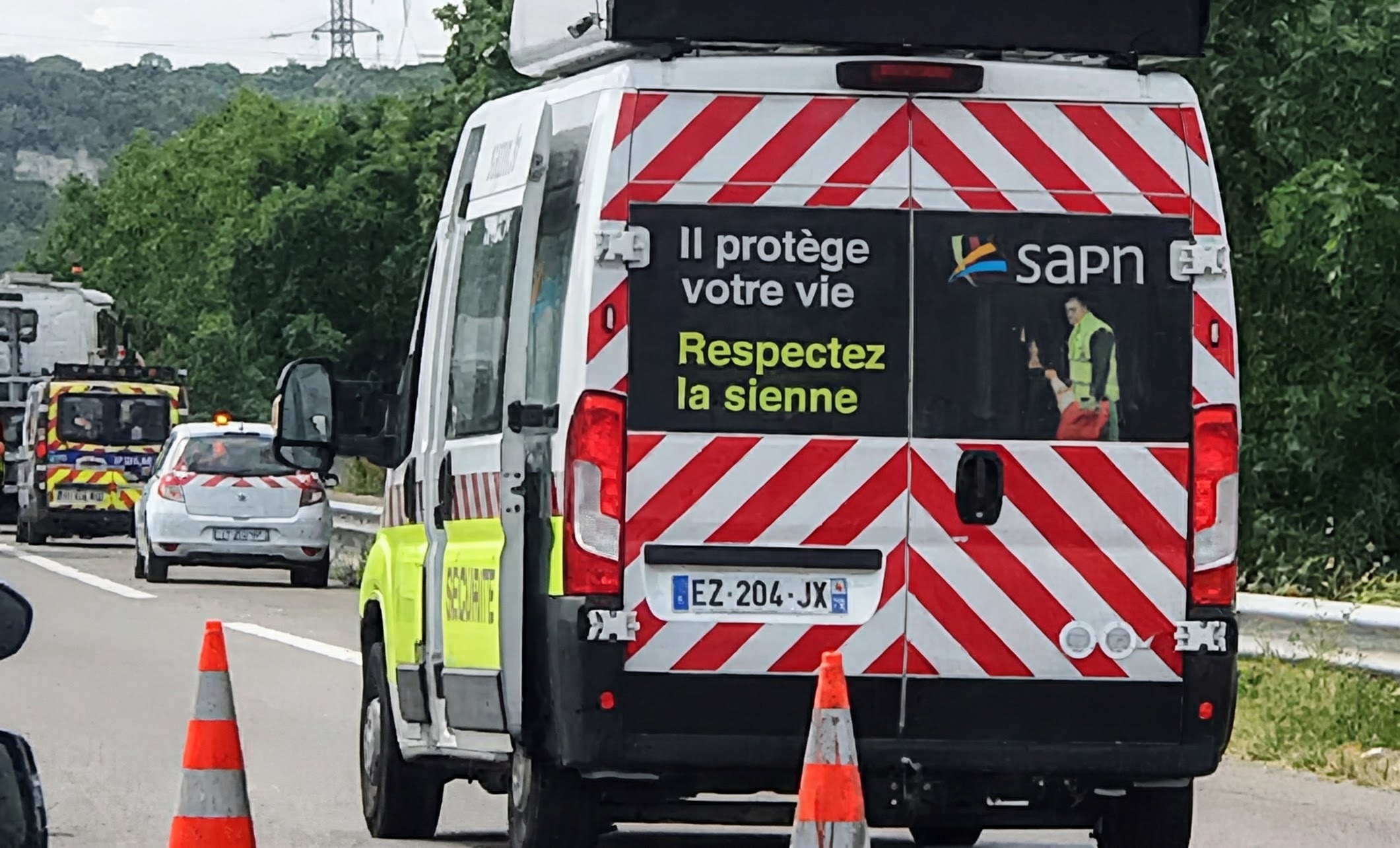 Des agents autoroutiers sont régulièrement fauchés, parfois mortellement, lors d'interventions de securité - Illustration © infonormandie