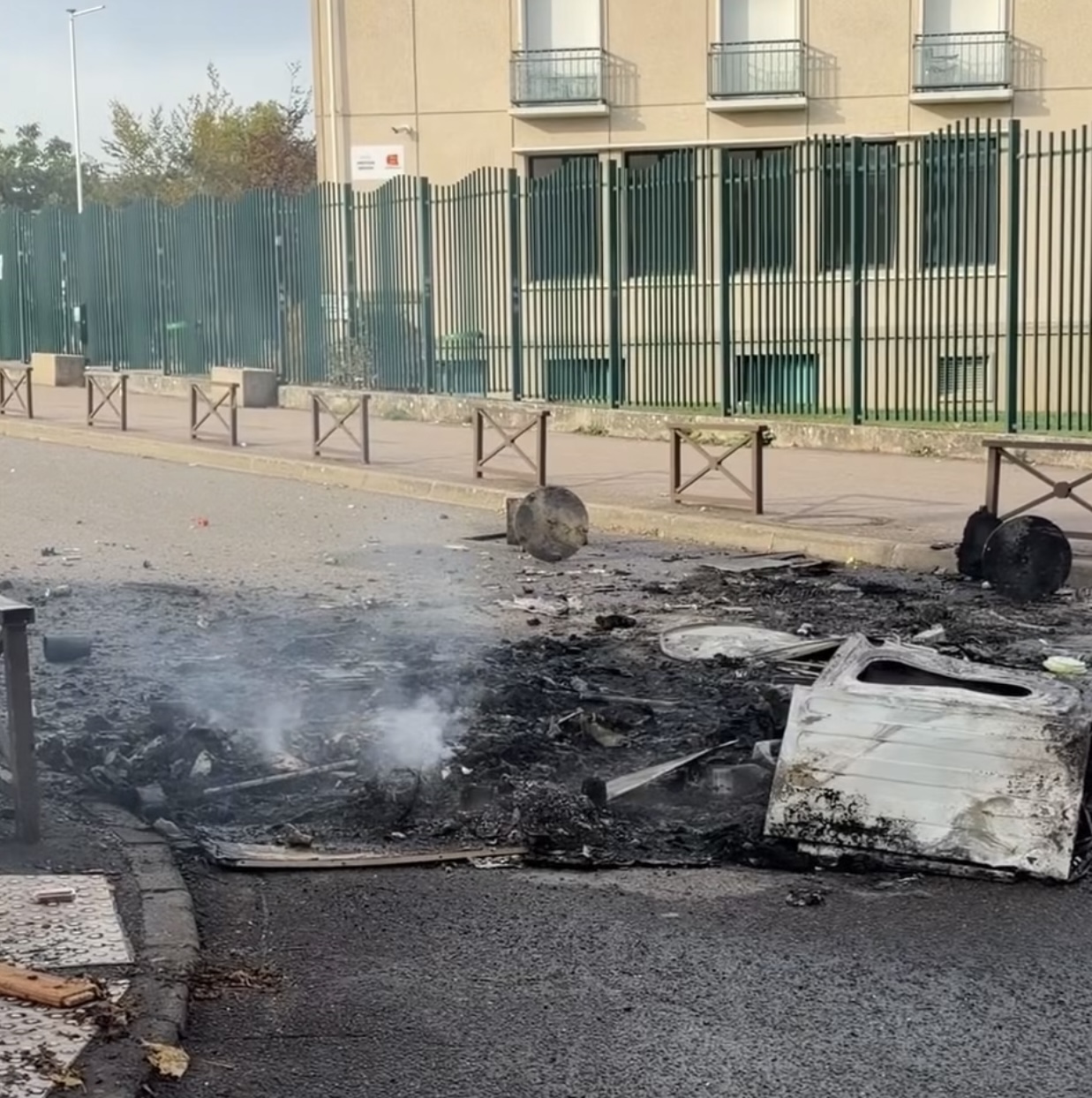Des dégradations ont été commises ce vendredi matin devant l’entrée du lycée Aristide-Briand par un groupe important selon le préfet - Photo publiée sur la page Facebook de Xavier Delarue