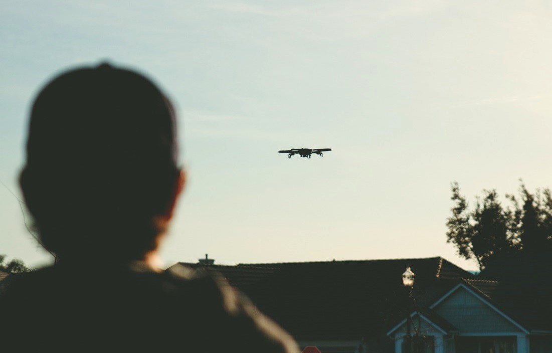 En surveillance dans le secteur de la prison, les policiers ont remarqué qu'un drone survolait les bâtiments pénitentiaires .... - Illustration © Pixabay