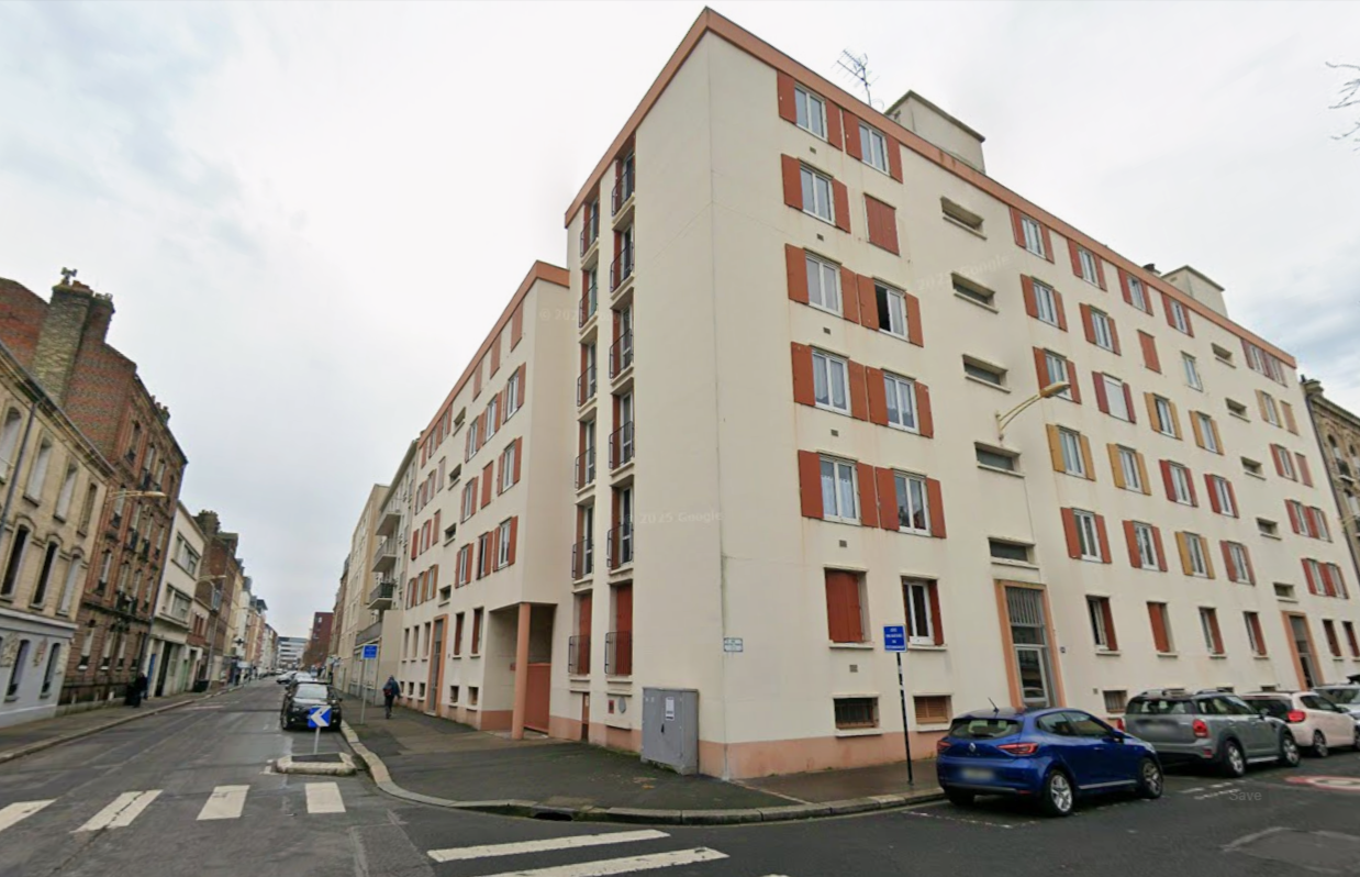 Les sapeurs-pompiers sont intervenus une partie de la journée sur ces deux immeubles, à l'angle des rues Lesueur et Anatole-France  où le joint de dilatation qui les raccordent a pris feu - Illustration © Google Maps