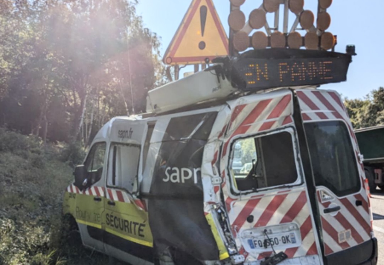 Ce patrouilleur a été percuté alors qu’il protégeait un poids lourd en panne sur l’autoroute A13. Par chance, il n’y avait pas eu de blessé - Photo SANEF