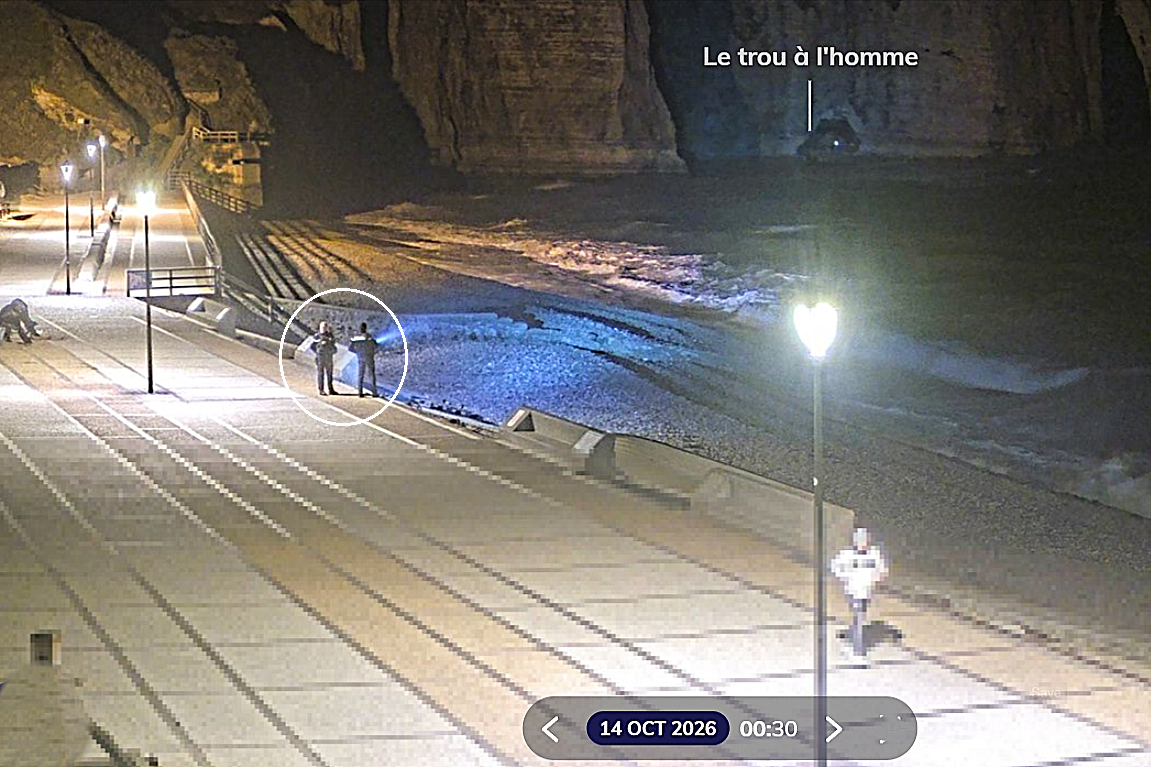 Sur cette image captée par la vidéo de Le Havre Seine métropole installée à Etretat, on remarque vers 0h30 un faisceau lumineux provenant du Trou à l'homme ainsi que deux gendarmes en bordure de la plage qui répondent  au signal des personnes piégées à l'aide d'une torche