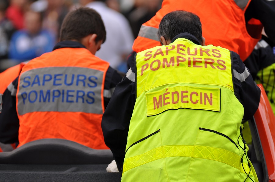 Le motard, grièvement blessé, a été secouru par les sapeurs-pompiers avant d'être pris en charge par une équipe médicale - Illustration © Adobe Stock