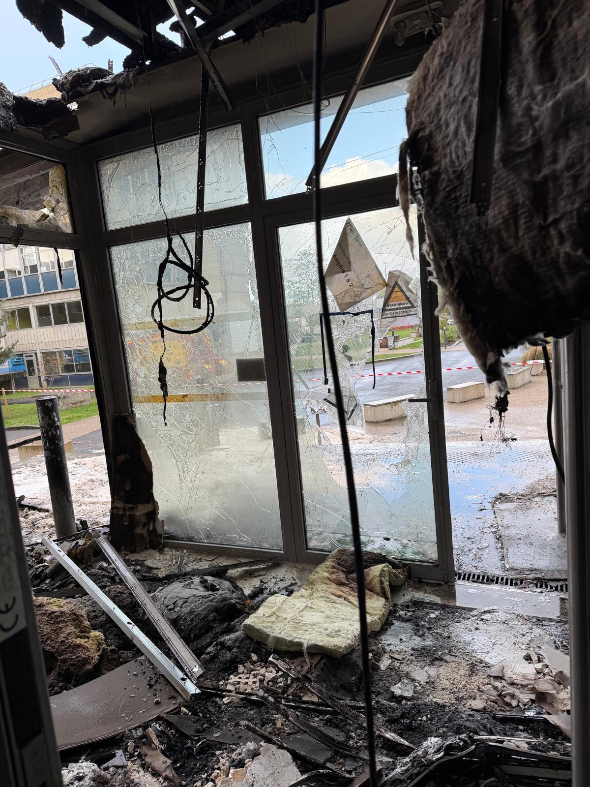 Les baies vitrées ont explosé sous l’effet de la chaleur - photo publiée sur les réseaux sociaux par la préfecture