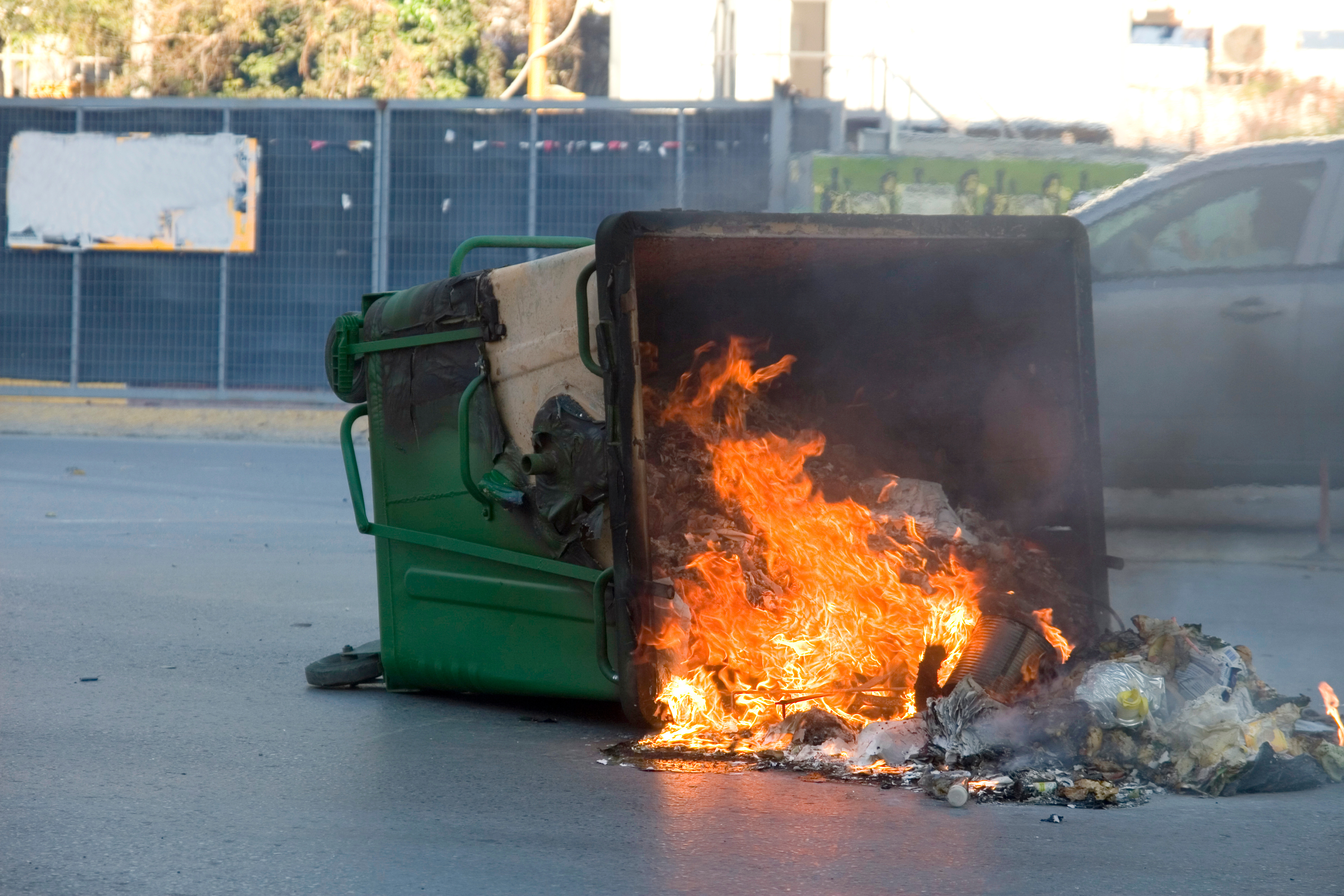 Des poubelles incendiées dans cinq communes des Yvelines samedi soir : aucune interpellation
