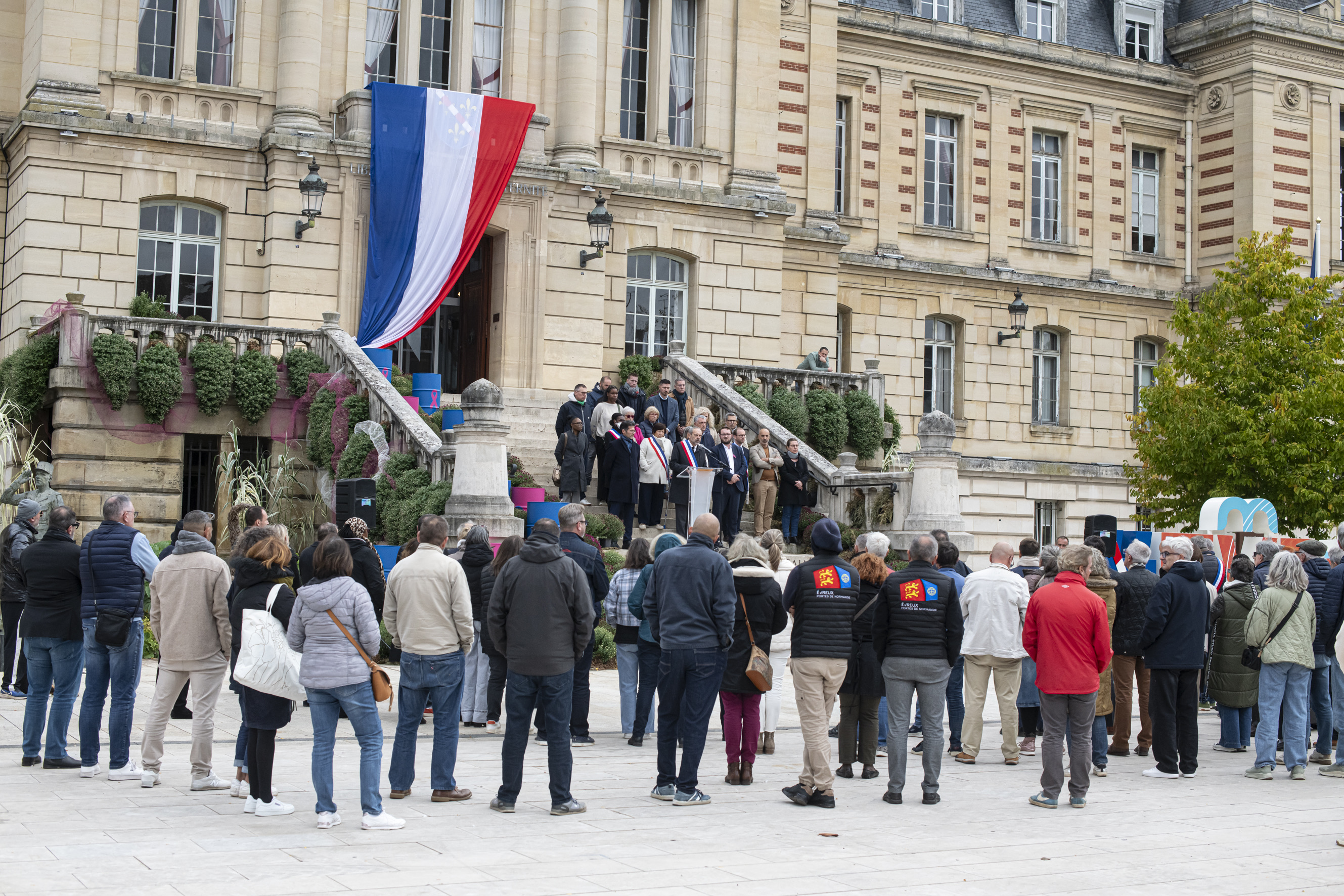 Violences du 17 octobre : à Évreux, Guy Lefrand réclame la fermeté et interpelle l’État