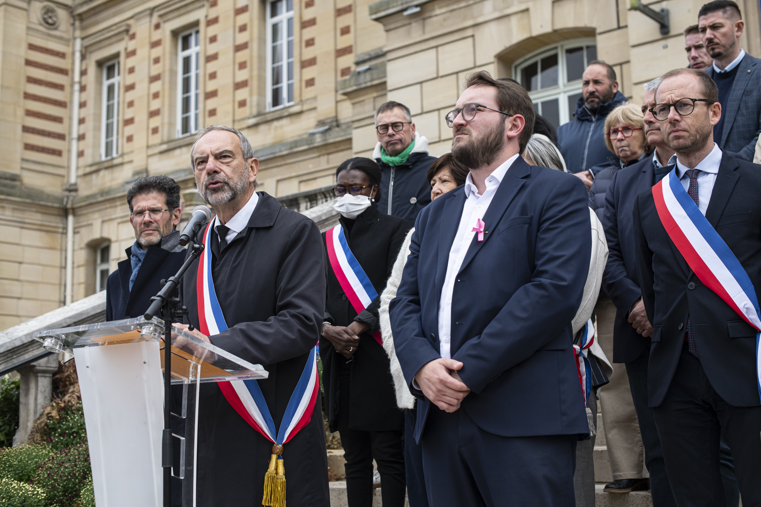 Après les violences de samedi, le maire a évoqué une République « que l’on attaque, que l’on bafoue, que l’on piétine »
