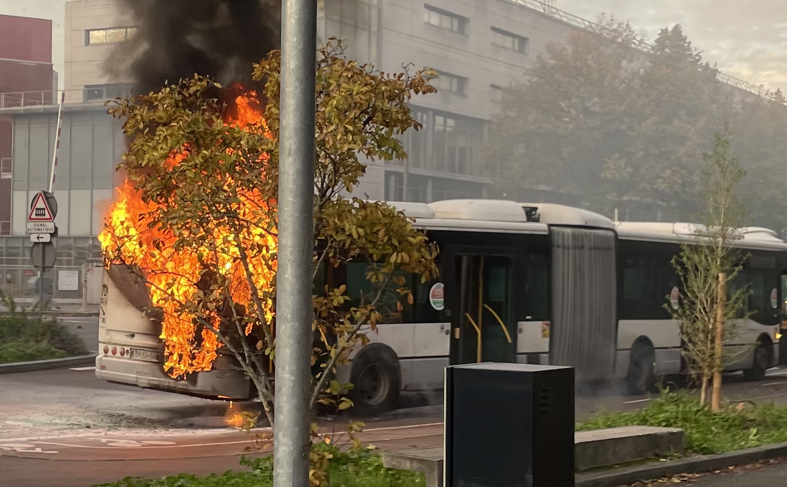 ​Rouen : un bus articulé prend feu devant le CHU, pas de victime 