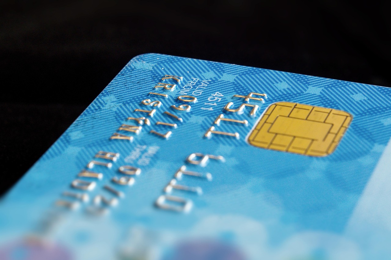 Un faux coursier bancaire dérobe carte bancaire et bijoux à une octogénaire de Canteleu près de Rouen