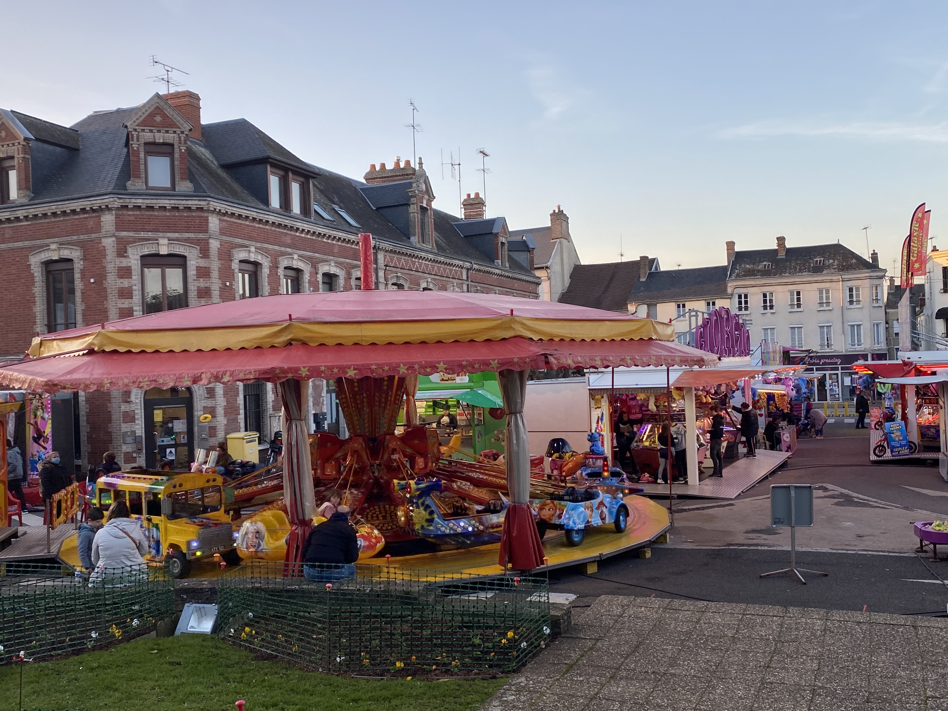 La fête foraine s’installe à Pacy-sur-Eure : stationnement interdit et marché déplacé