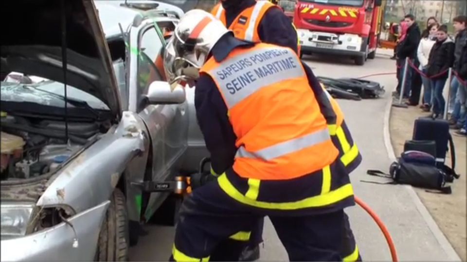 Les pompiers ont fait usage de leur matériel de désincarcération pour extraire la victime de l'habitacle (illustration)
