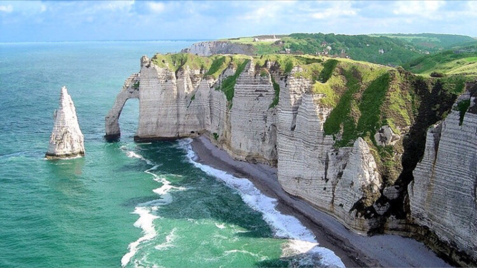 Étretat : des recherches sont en cours après la découverte suspecte d'un sac près des falaises 