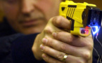 A Poissy, nu à sa fenêtre, il menace de se jeter dans le vide : les policiers le neutralisent avec un Taser 