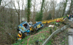 Opération spectaculaire pour relever la grue couchée dans le fossé près de Caudebec-en-Caux 