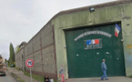 Ils s’apprêtaient à parachuter trois téléphones et une chicha par-dessus le mur de la prison d’Évreux