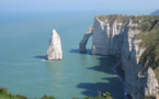 Seine-Maritime : le corps sans vie d’un homme découvert au pied des falaises à Étretat 