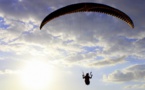 Eure : un parapentiste bloqué à la cime d'un arbre, à 15 m de haut, au Marais-Vernier