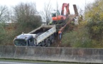 Un poids lourd et son chargement en fâcheuse posture sur l'A13