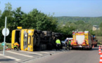 Seine-Maritime : un camion se couche à Petit-Couronne, la conductrice bloquée dans sa cabine