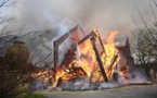 Spectaculaire incendie à Richebourg : un désastre pour l'entreprise "Origines"