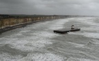 Seine-Maritime : une barge à la dérive depuis trois jours échoue sur une plage à Sotteville-sur-Mer  